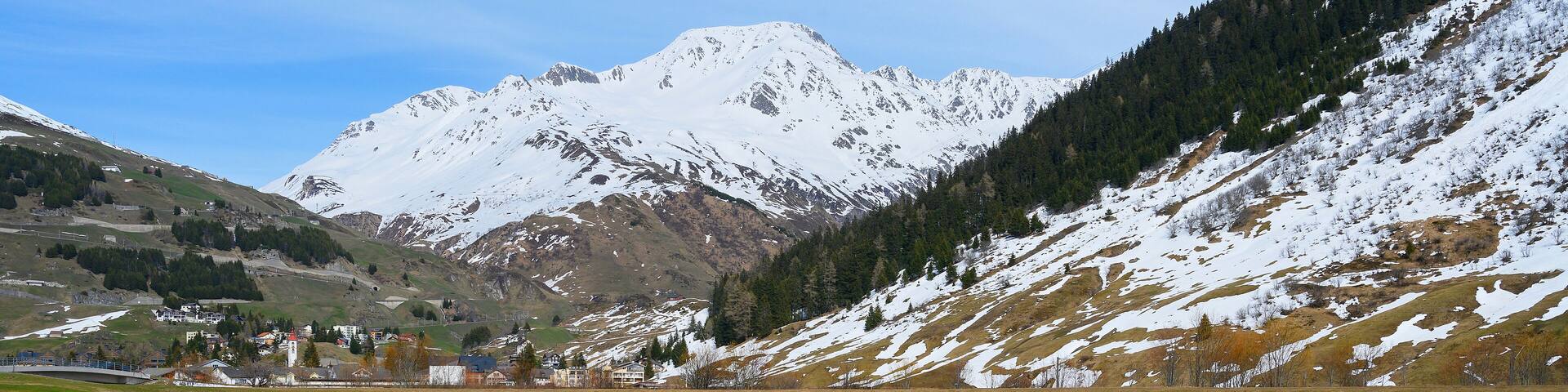 Teich auf Golfplatz von Andermatt, Uri, Schweiz