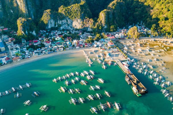 Skyline of El Nido beach in Palawan island, Philippines, Shutterstock ID 1327690100, Purchase Order: SP-1973, Order Number: SP-1973 Go Guides , Client/Licensee: Hotels.com, Other: Supattra Laoreiam
