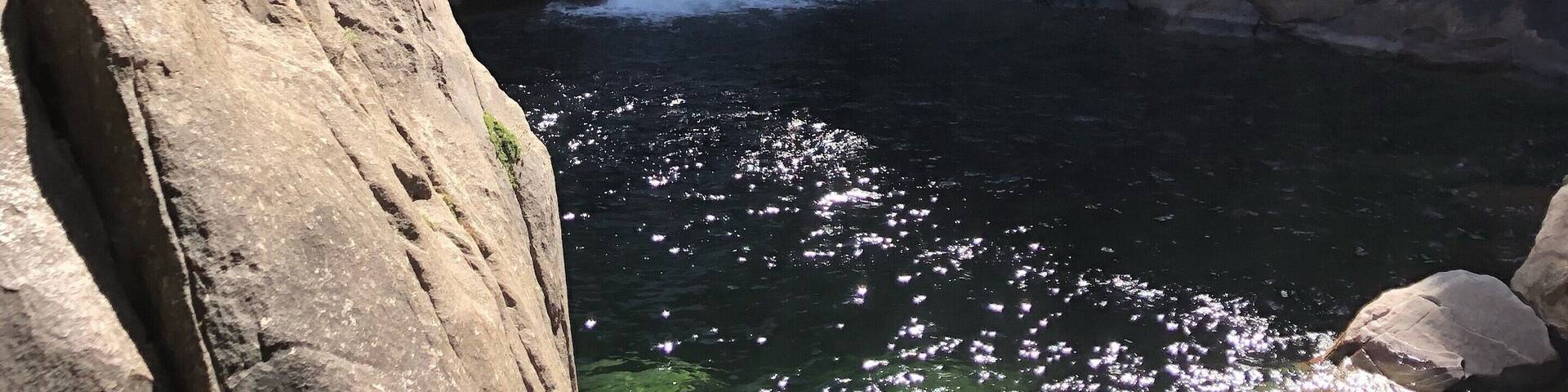 A short walk deviation from the trail to Zumwalt Meadows will lead you to the clear pond at the end of the Roaring River Falls. One of the more serene places close to the end of the road at Kings Canyon National Park. Also don’t miss the sunset when the Rocky Mountains turn a pretty pink. #trovember #hiddengems #kingscanyon #california #waterfalls