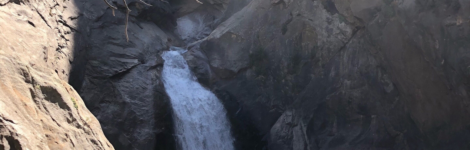 A short walk deviation from the trail to Zumwalt Meadows will lead you to the clear pond at the end of the Roaring River Falls. One of the more serene places close to the end of the road at Kings Canyon National Park. Also don’t miss the sunset when the Rocky Mountains turn a pretty pink. #trovember #hiddengems #kingscanyon #california #waterfalls