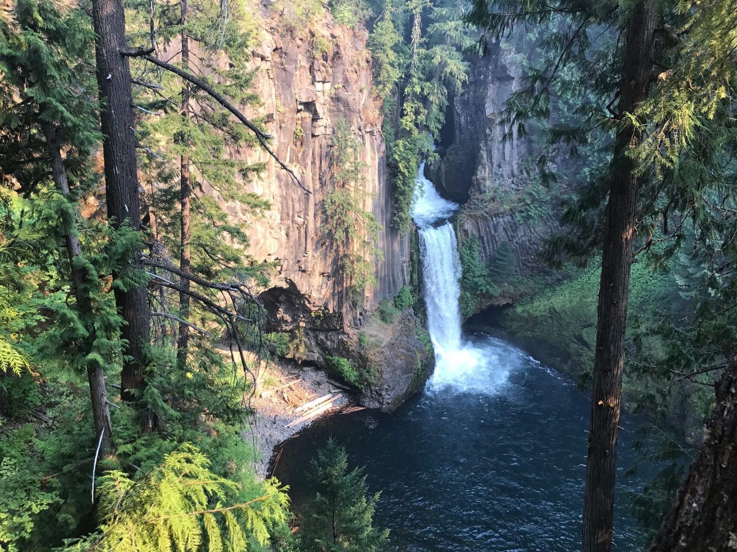 Short easy trail to the ancient waterfall 