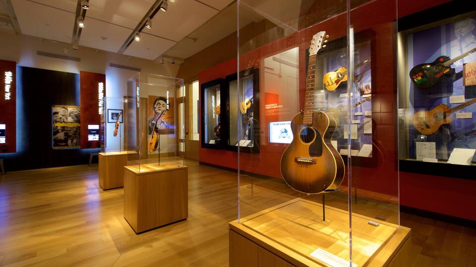 Una exhibición de museo con guitarras en exhibición.