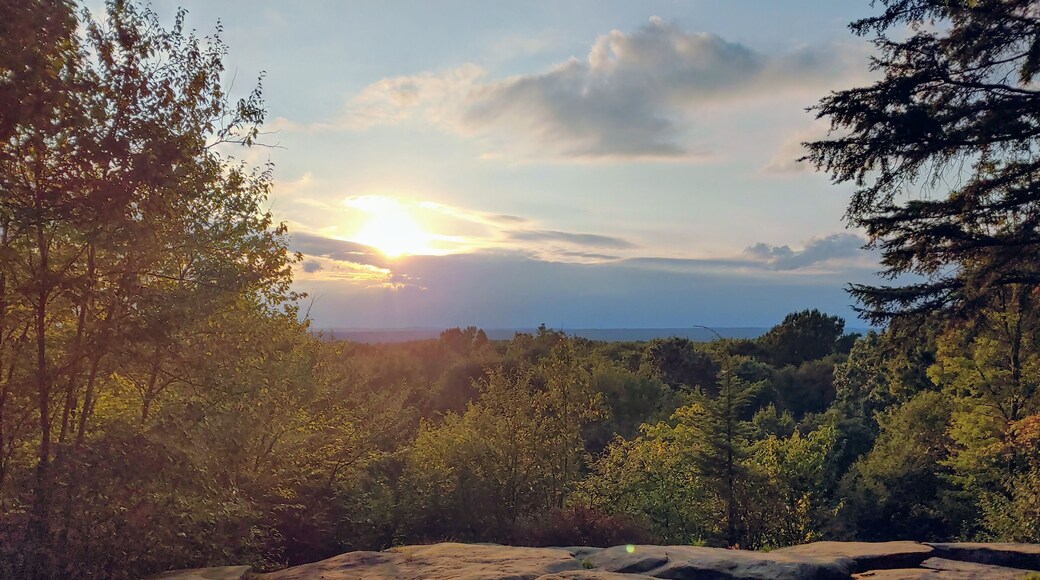 An easy stroll from the parking lot to this ledge-top sunset view makes for some low effort/high payoff #Adventure