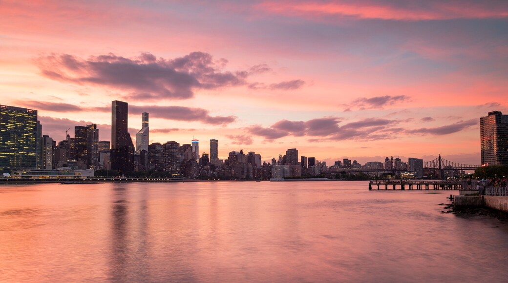 Hunter\'s Point South showing a bay or harbor, a sunset and a city