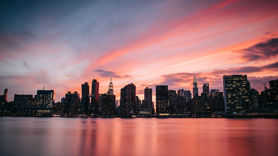 Hunter\'s Point South which includes a sunset and a city