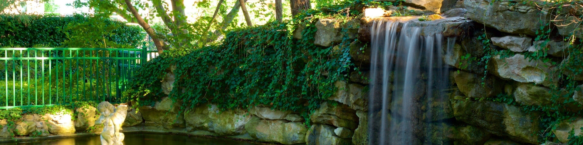 謝爾特爾花園 设有 瀑布 和 池塘