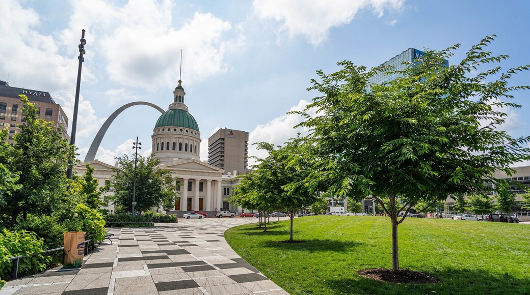Kiener Plaza featuring a park and heritage architecture
