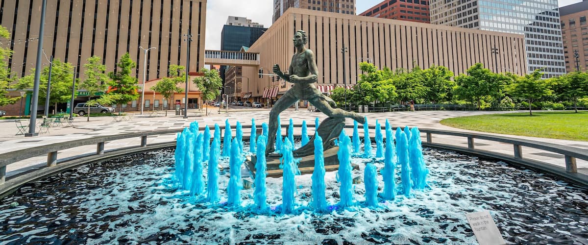 Kiener Plaza which includes a city, a statue or sculpture and a fountain