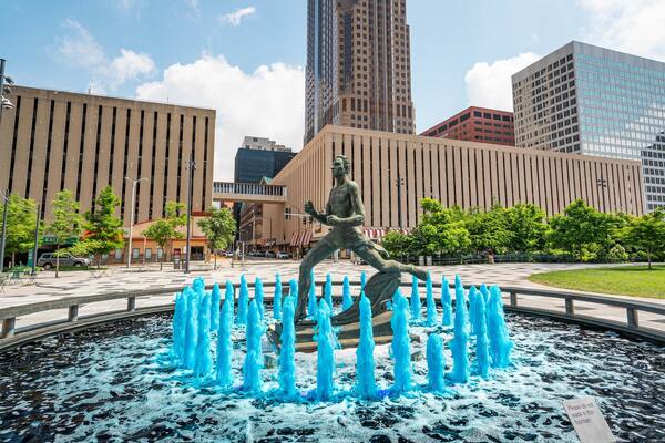 Kiener Plaza which includes a city, a statue or sculpture and a fountain