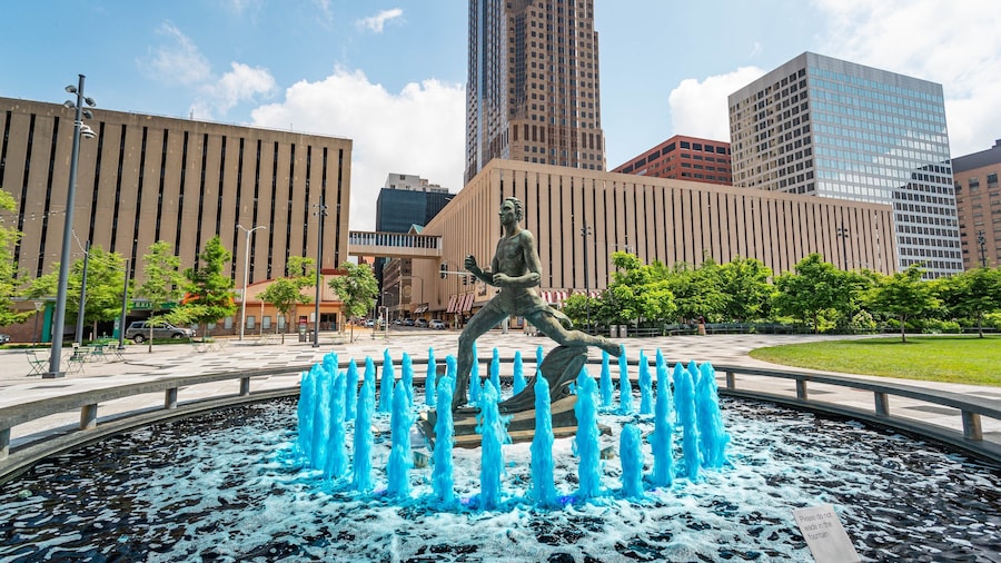 Kiener Plaza which includes a city, a statue or sculpture and a fountain