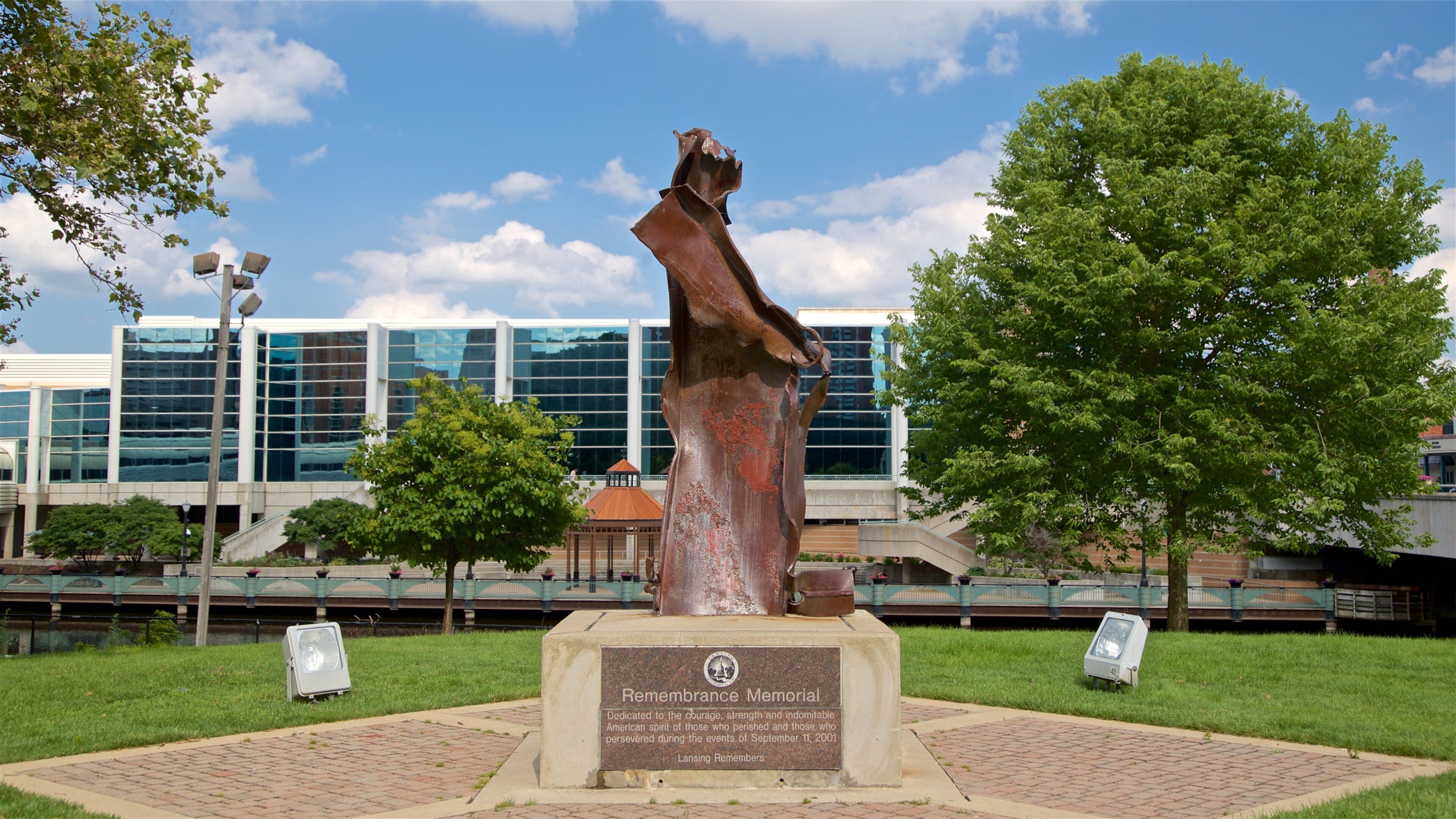 Wentworth Park mostrando uma estátua ou escultura e um parque