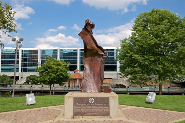 Parc Wentworth qui includes parc et statue ou sculpture