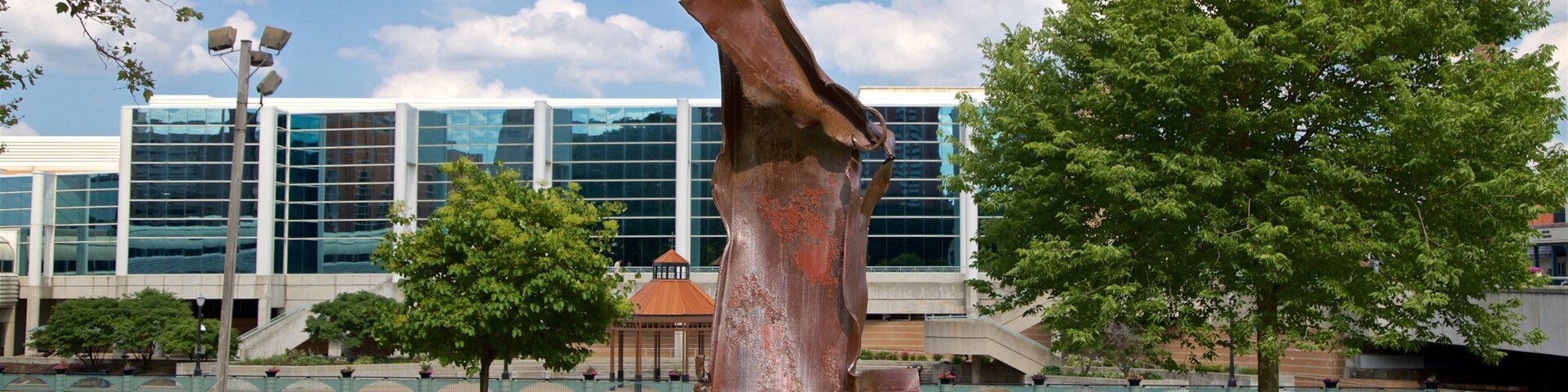 Wentworth Park showing a statue or sculpture and a park