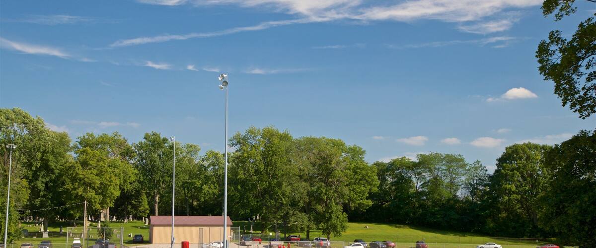 Parque Hoyt mostrando un evento deportivo y un parque y también un pequeño grupo de personas