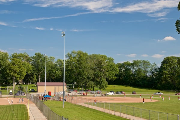 Parc Hoyt montrant parc et épreuve sportive aussi bien que petit groupe de personnes