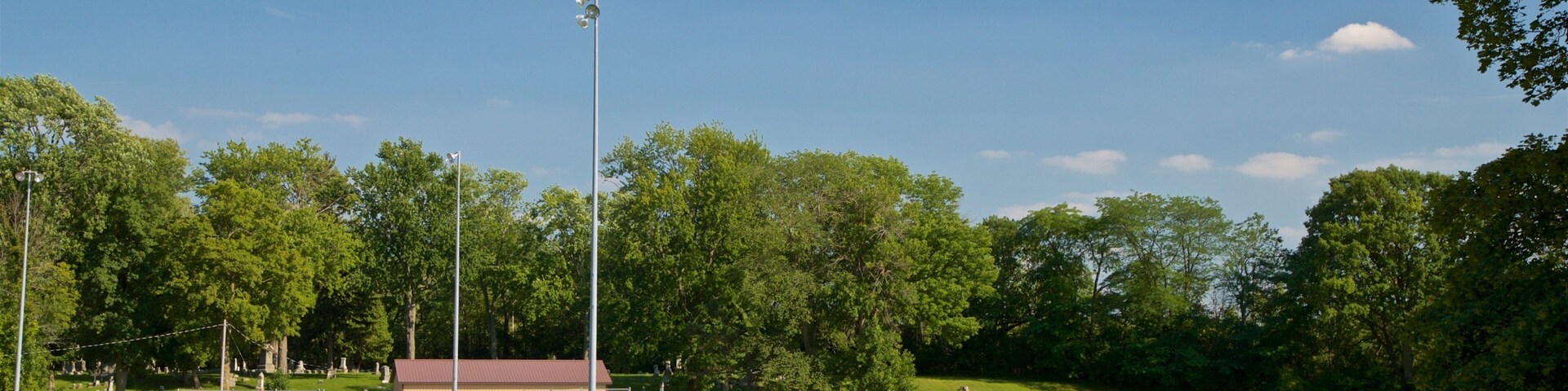 Hoyt Park featuring a garden and a sporting event as well as a small group of people