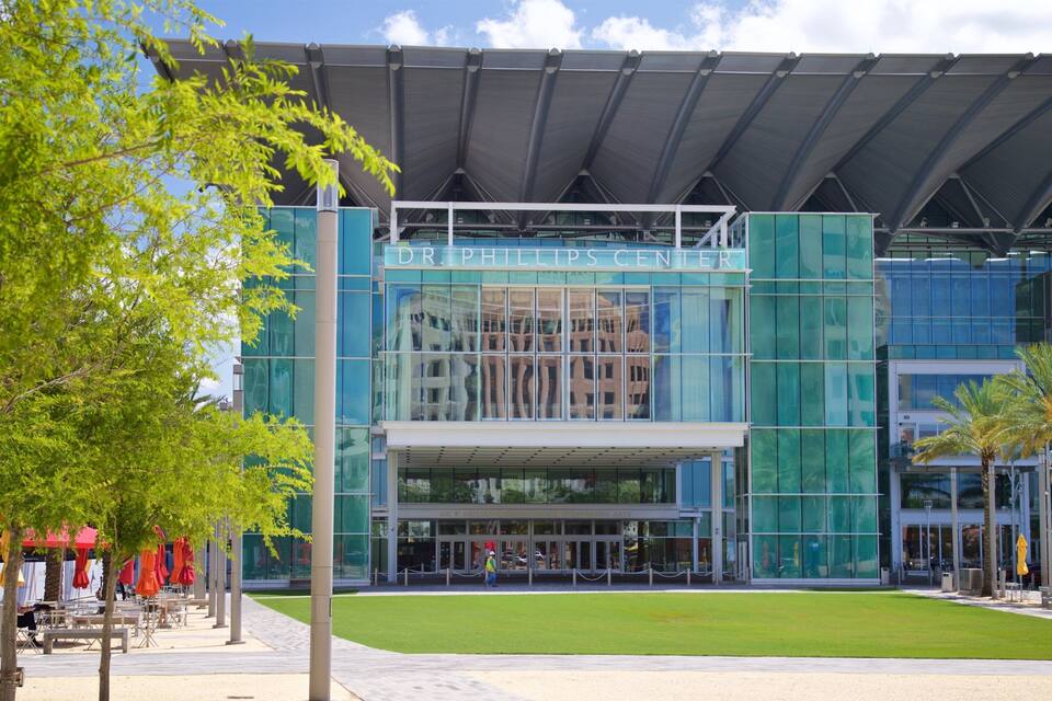 Le centre Dr. Phillips se distingue par sa façade moderne en verre, son entrée abritée et un espace paysager agrémenté de palmiers.