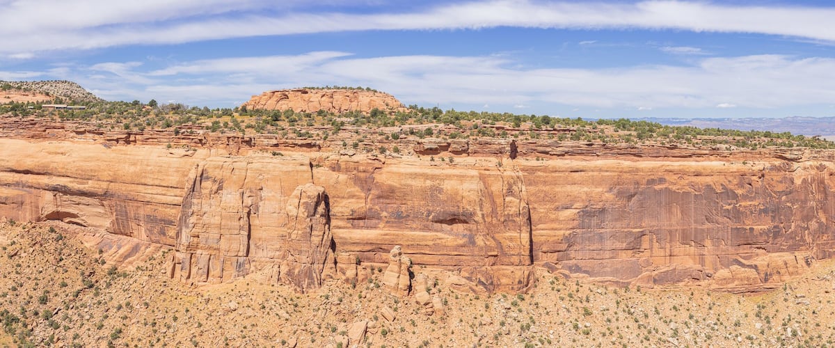 Panorama of the Saddlehorn and its surroundings, seen from Otto's Trail in the Colorado National Monument