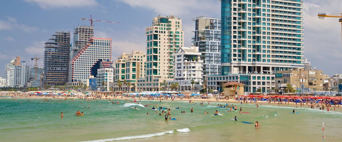 Tel Aviv mostrando vistas generales de la costa, natación y una ciudad costera