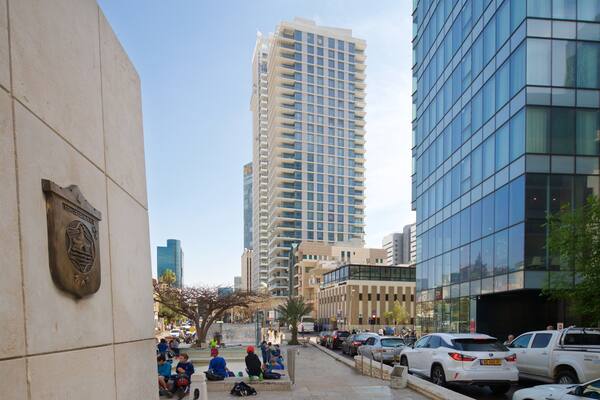 Founders Monument and Fountain showing a high rise building and a city
