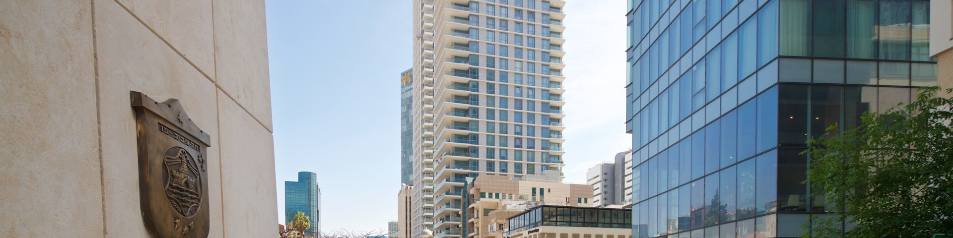 Founders Monument and Fountain showing a high rise building and a city