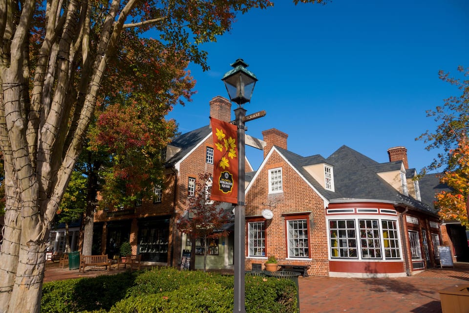 A brick building with a sign reading "Square" and a street lamp.