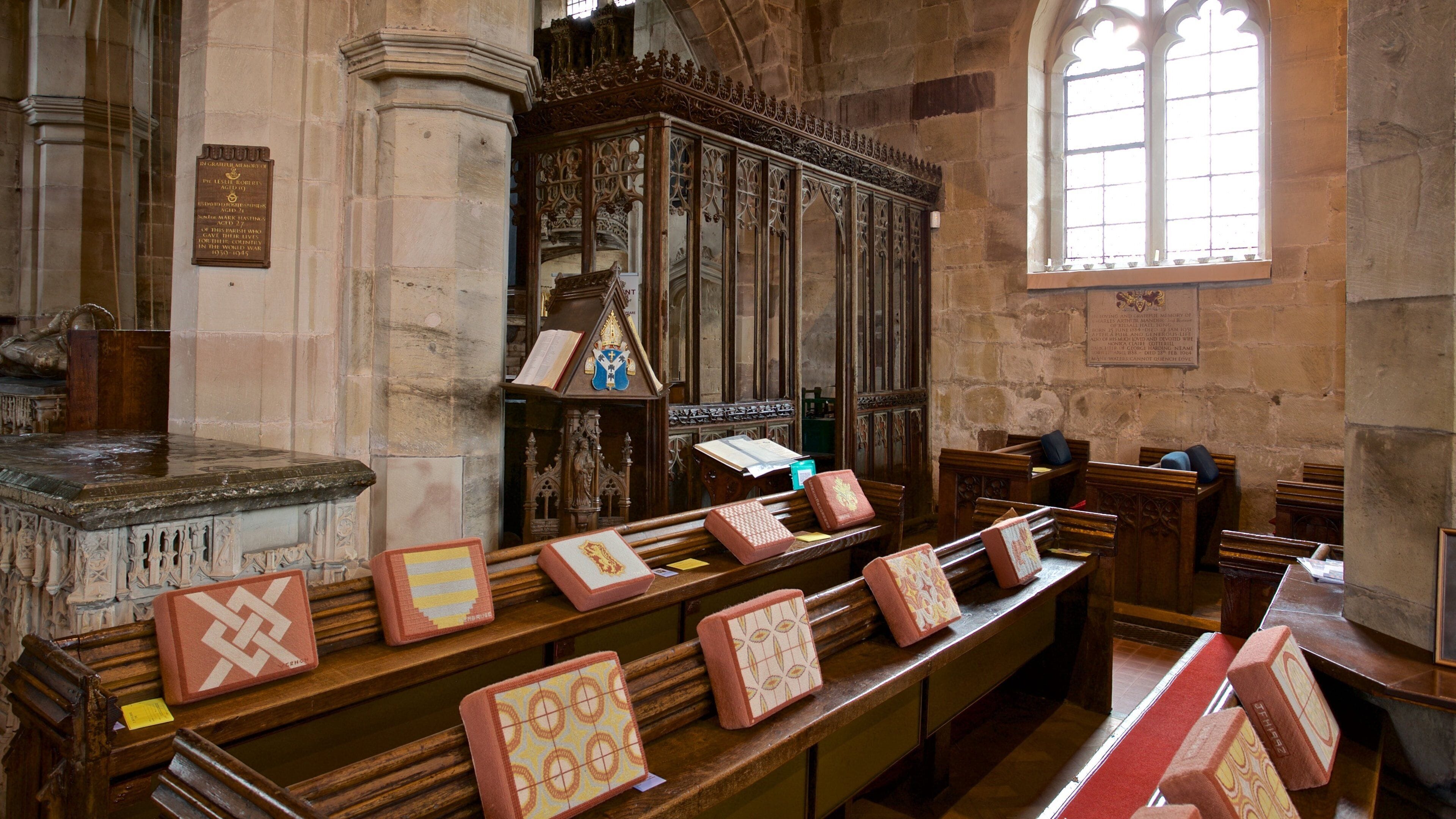 St. Bartholomews Church ofreciendo una iglesia o catedral, elementos del patrimonio y vistas interiores