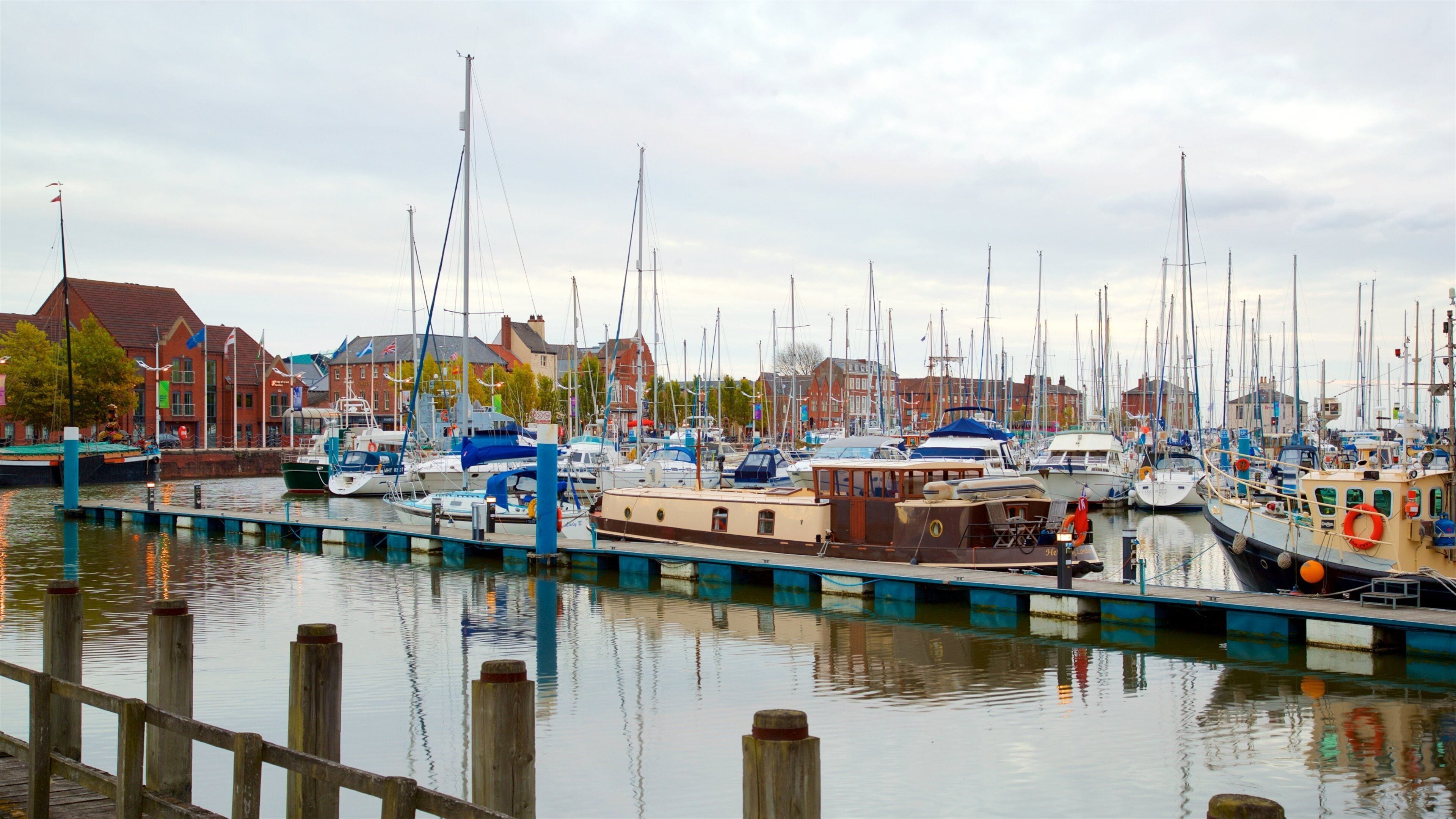 Hull Marina som inkluderar en hamn eller havsbukt