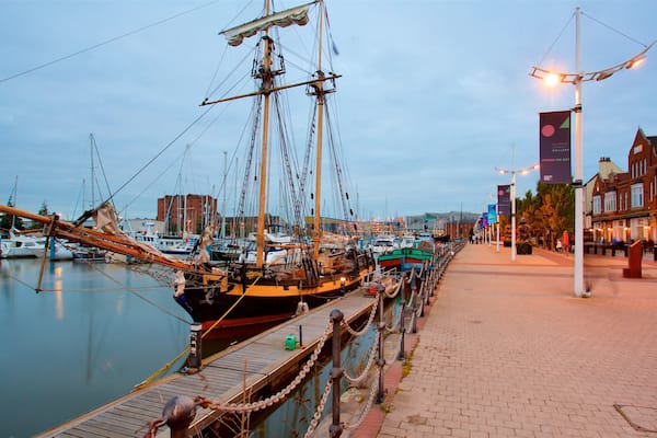 Hull Marina welches beinhaltet bei Nacht, Bucht oder Hafen und Geschichtliches