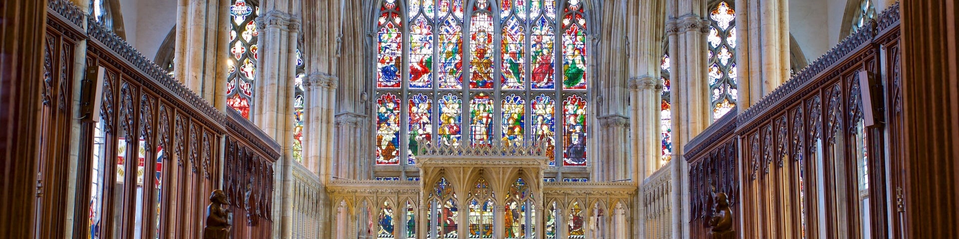 Santuário da Santíssima Trindade mostrando vistas internas, elementos de patrimônio e uma igreja ou catedral