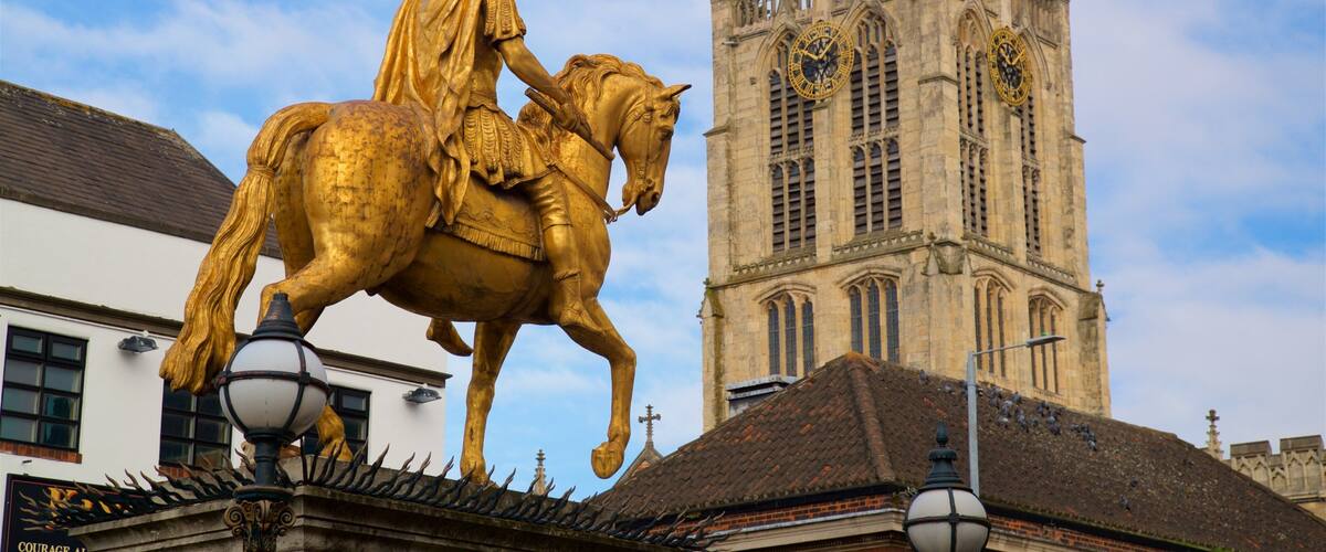 Holy Trinity Church welches beinhaltet historische Architektur und Statue oder Skulptur