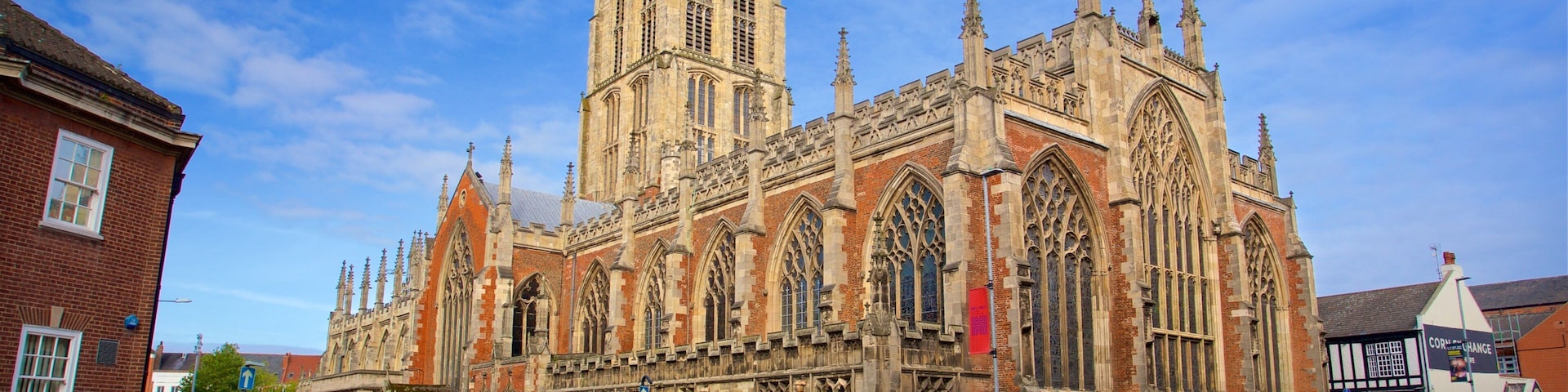Santuário da Santíssima Trindade caracterizando uma igreja ou catedral e arquitetura de patrimônio