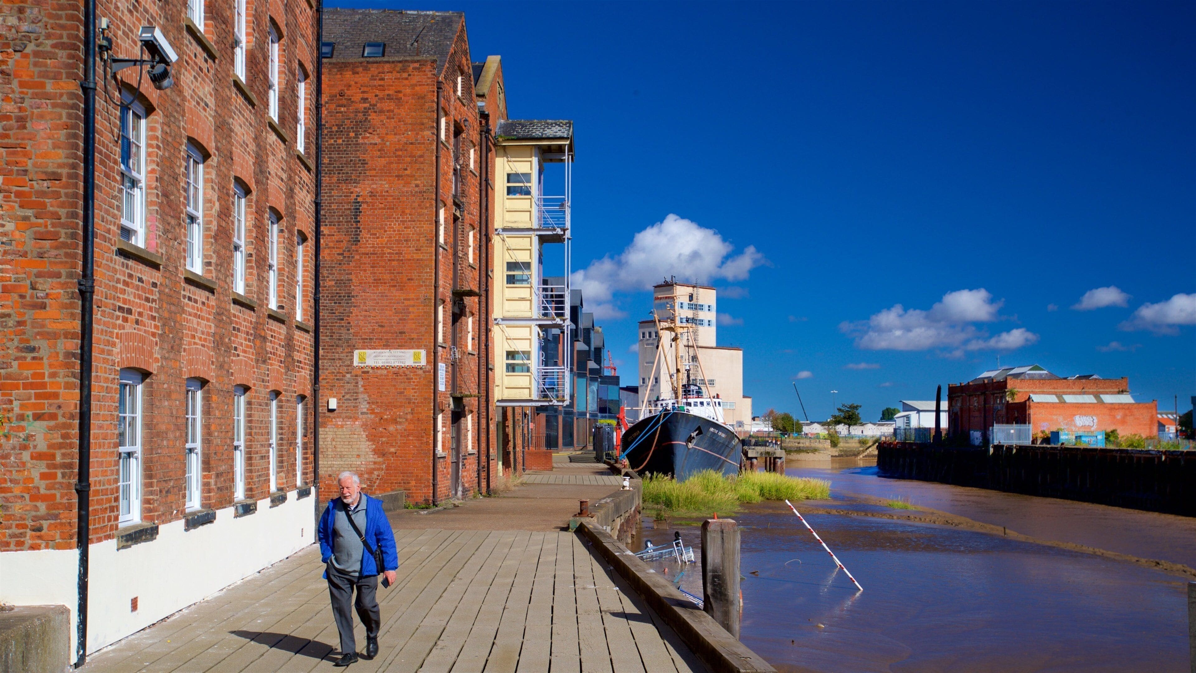 Arctic Corsair som inkluderar en å eller flod och en hamn eller havsbukt såväl som en man