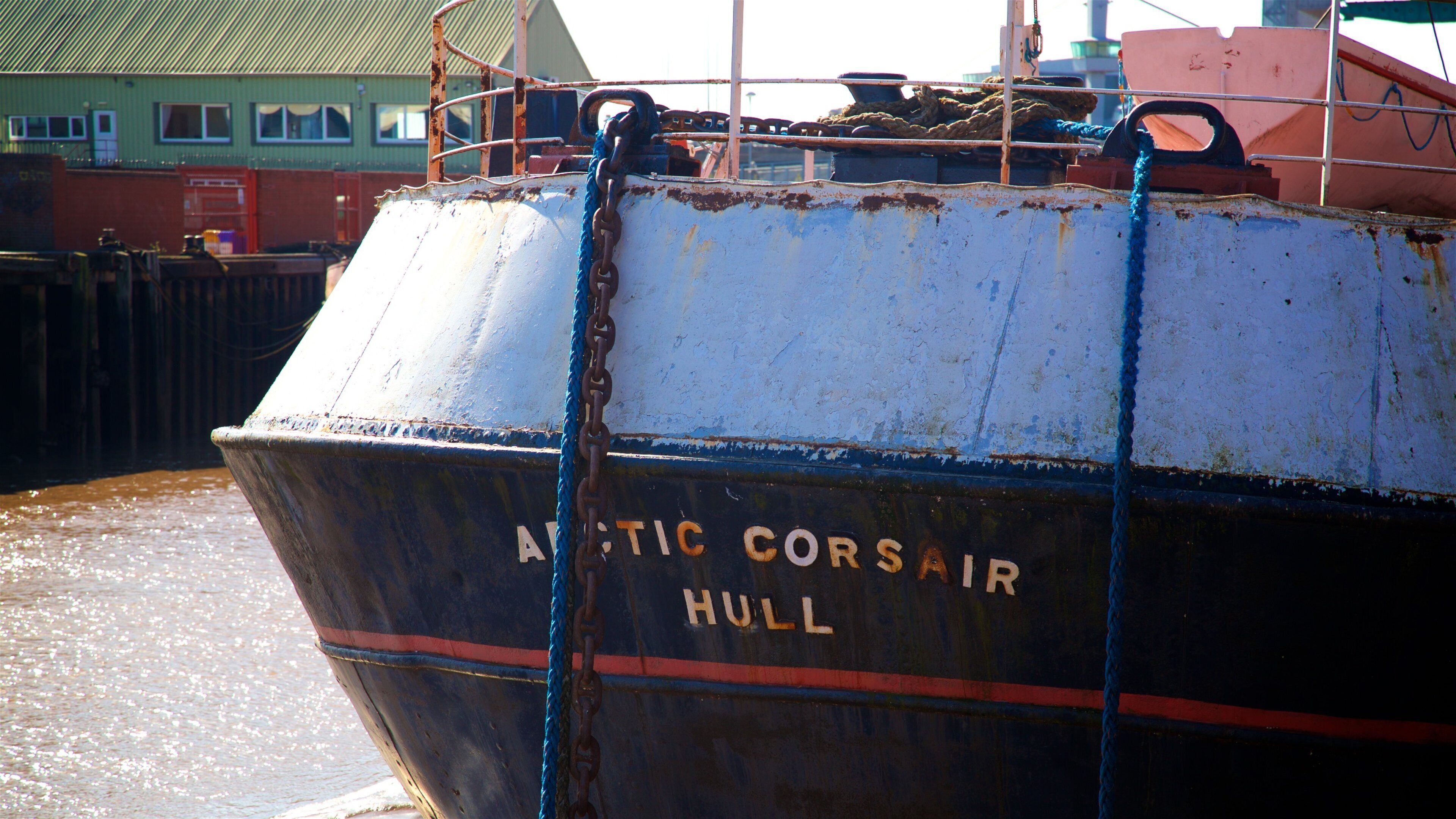Musée Arctic Corsair mettant en vedette baie ou port et signalisation
