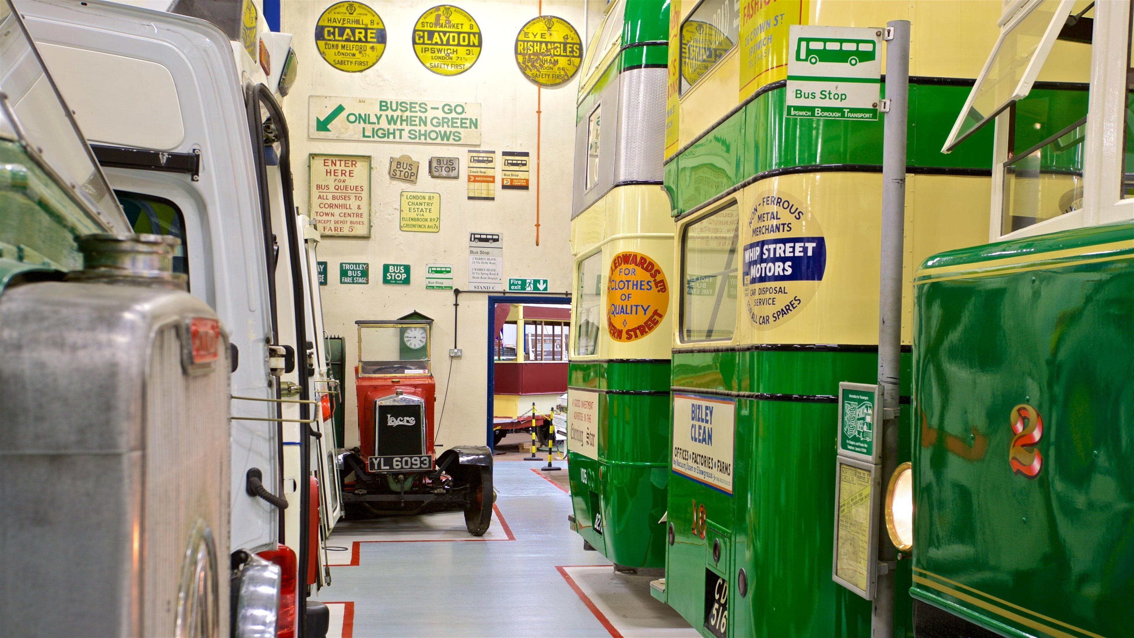 Museo del Transporte de Ipswich ofreciendo elementos patrimoniales y vista interna