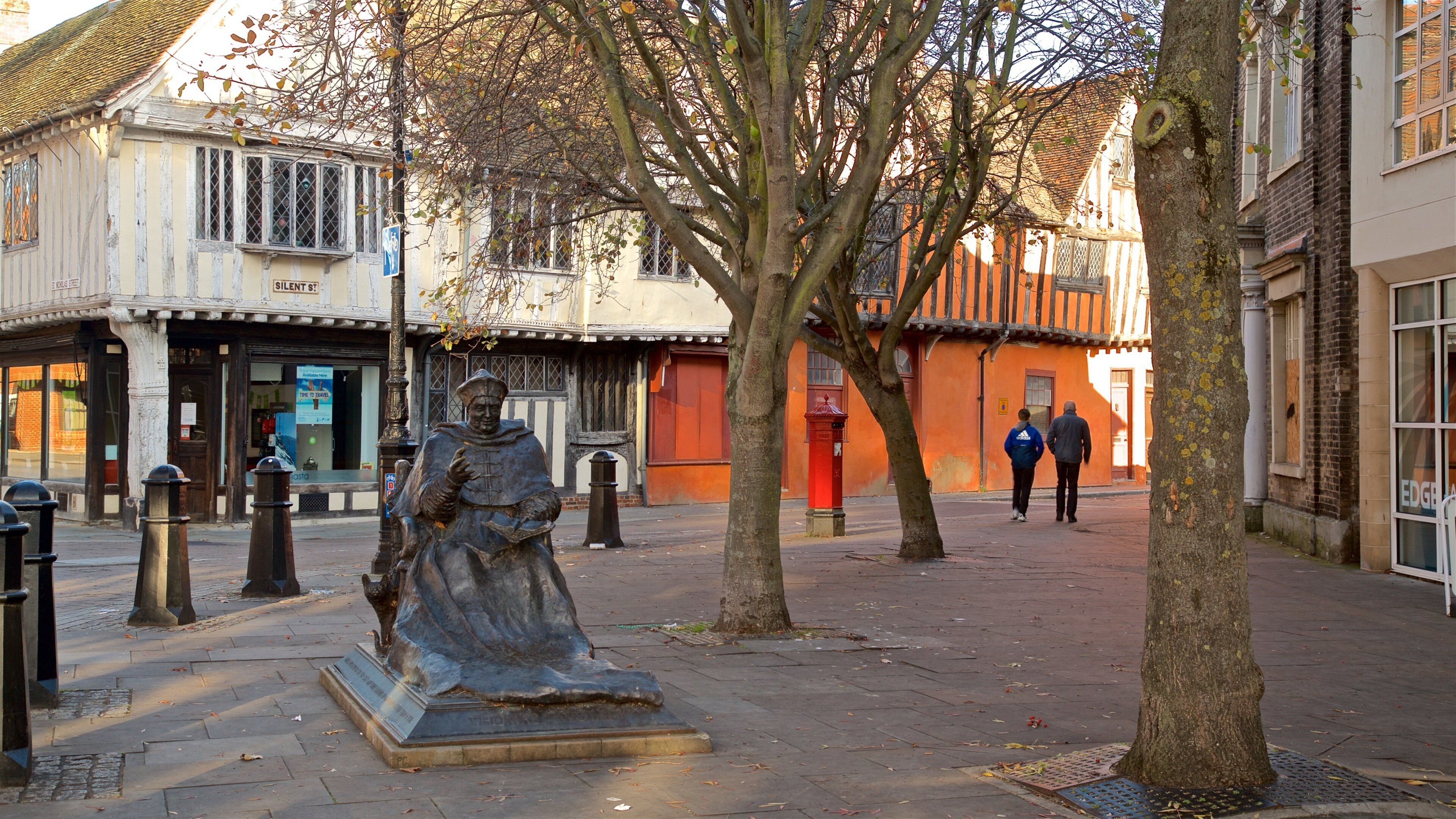 Cardinal Thomas Wolsey Statue which includes a statue or sculpture, street scenes and religious aspects