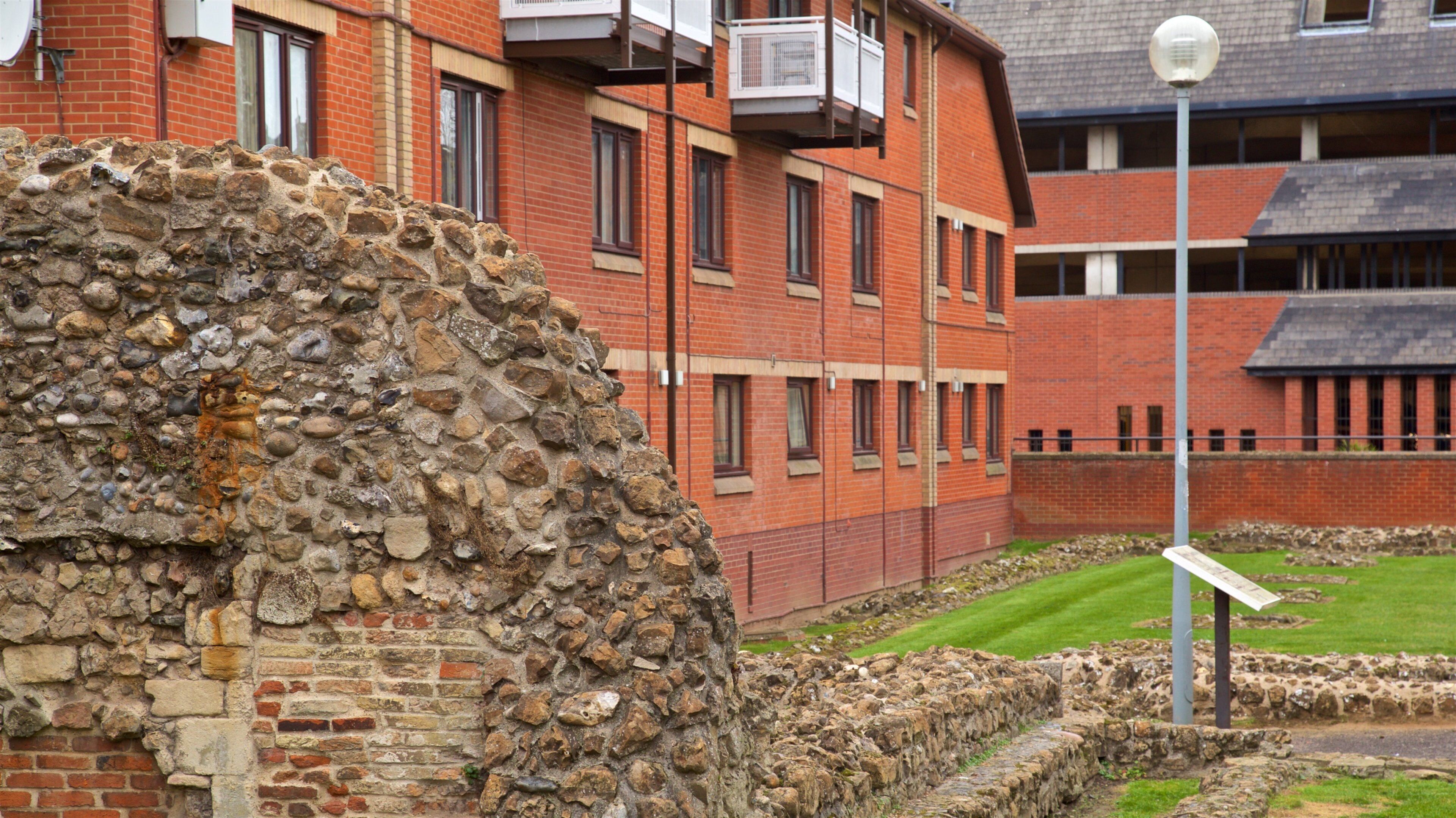 Blackfriars que incluye una ruina