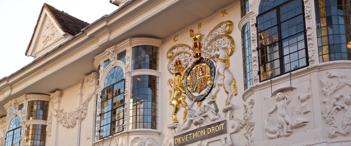 Des éléments architecturaux décoratifs, notamment des blasons et l’inscription « DIEVET-MOORT ».