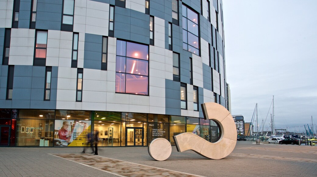 The Question Mark Sculpture showing outdoor art