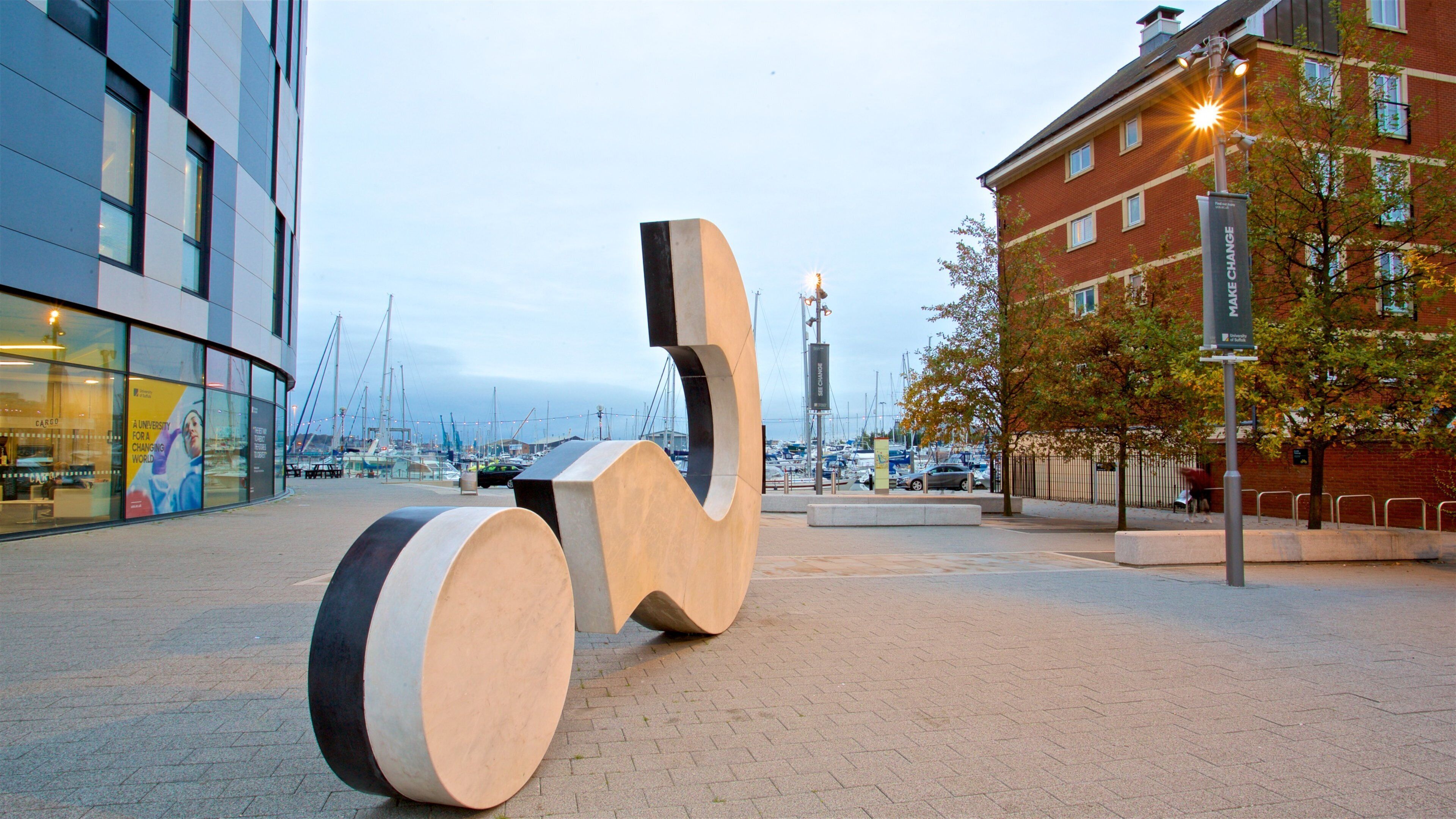 The Question Mark Sculpture som visar utomhuskonst och en hamn eller havsbukt