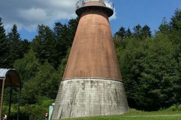 Lake with water sports, swimming and long walks. There is a bridge or ferry to take you over to a sculpture island, château and art museum. Great place to go with the dog.