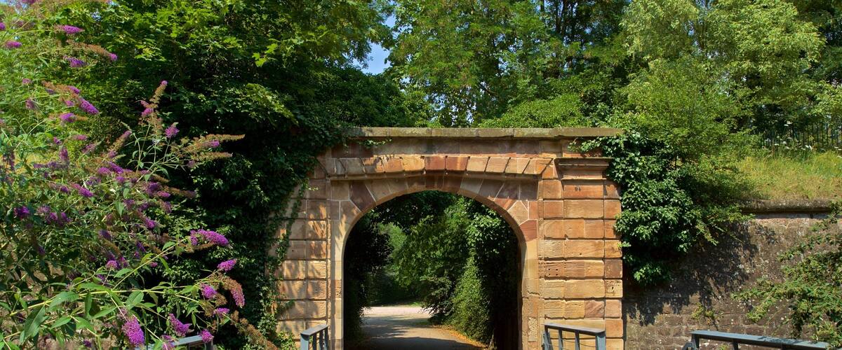 Citadelle Park showing a garden