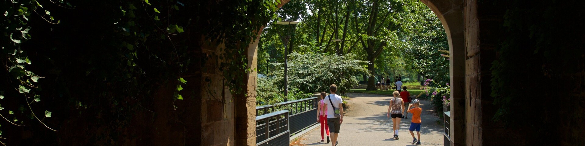 Citadelle Park featuring a garden as well as a family