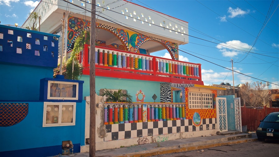 Casa Crayola que incluye una pequeña ciudad o aldea