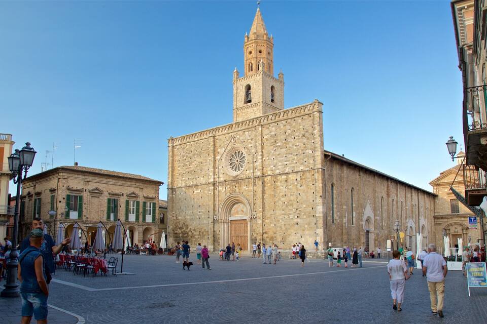 Una iglesia histórica con un campanario alto y un reloj grande.