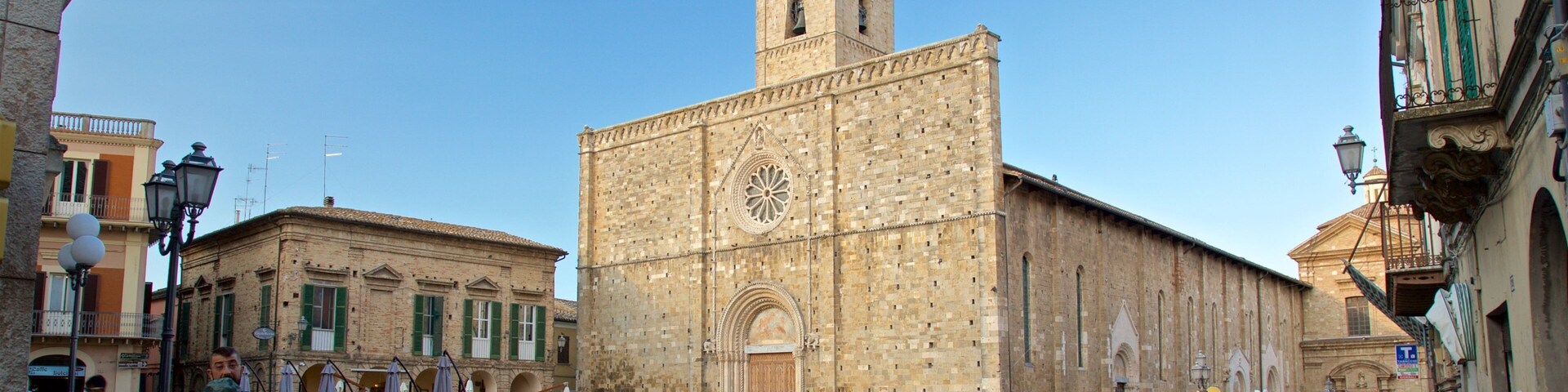 Catedral de Santa Maria Assunta que inclui arquitetura de patrimônio, uma praça ou plaza e cenas de rua