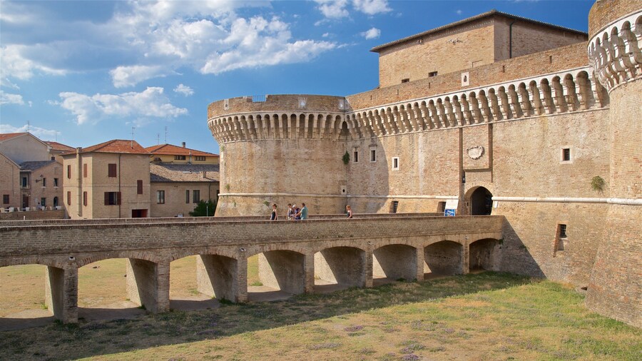 Rocca Roveresca di Senigallia montrant pont, chĂąteau et patrimoine architectural