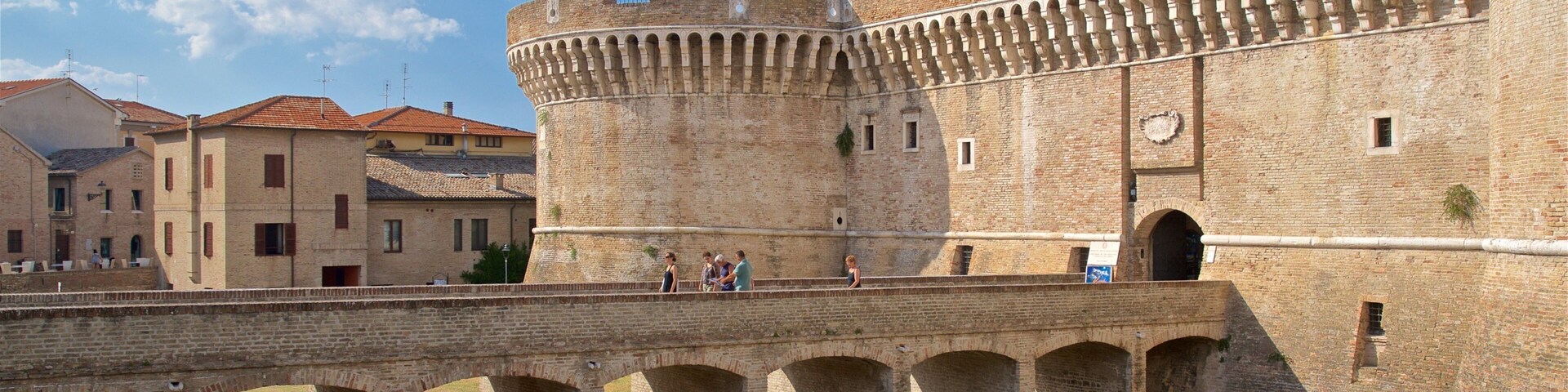 Rocca Roveresca di Senigallia caracterizando um pequeno castelo ou palácio, arquitetura de patrimônio e uma ponte