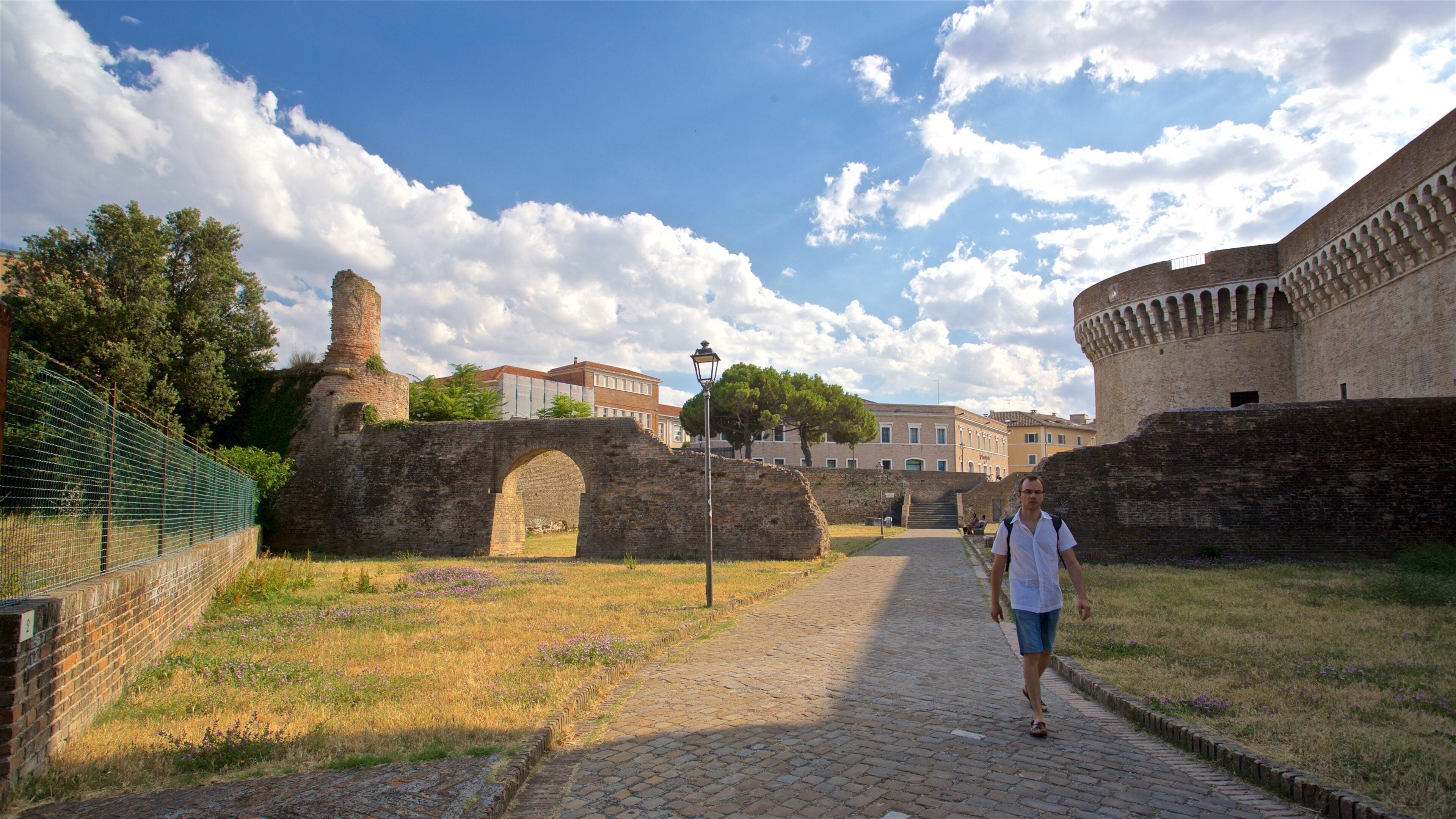 Rocca Roveresca di Senigallia 表示 公園 と 遺跡・遺産 及び 男性 (個人)