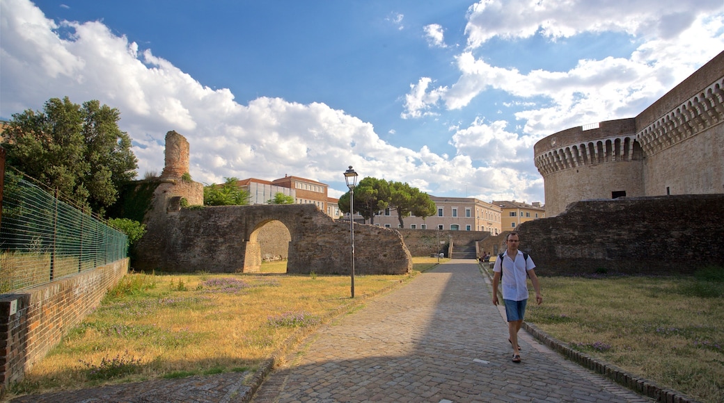 Rocca Roveresca di Senigallia som inkluderer hage og kulturarv i tillegg til en mann